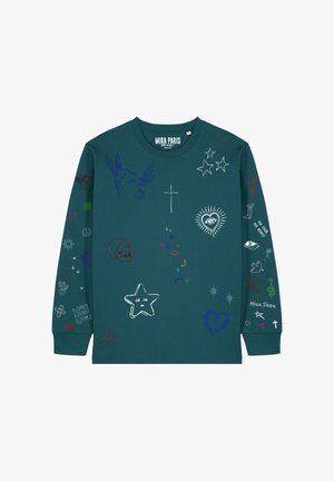 Maglietta a maniche lunghe color verde acqua con simboli ricamati multicolori tra cui uccelli, stelle, teschio, cuore, croce, cactus e dettagli testuali sulle maniche e sul davanti.
