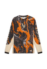 Langærmet mesh-skjorte med et snurrende sort, orange og gråt mønster, med teksturerede ærmer og et brandinglogo på brystet.