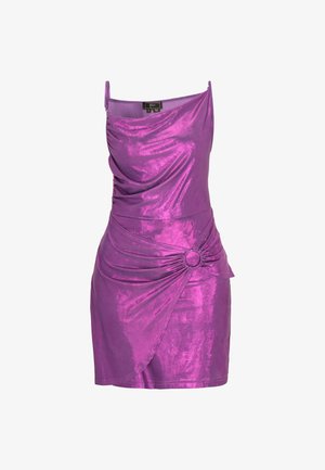 Csillogó lila szatén miniruha spagetti pántokkal, aszimmetrikus redős szoknyával és oldalt kör alakú csattal.