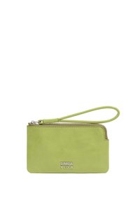 Zielona skórzana portmonetka z zapięciem na zamek i paskiem na nadgarstek. Posiada gładką teksturę oraz wytłoczone logo marki z przodu.