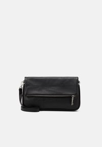 Sort læder crossbody taske med en tekstureret overflade, der har en lynlåslomme foran og en justerbar rem. Kompakt rektangulær form.