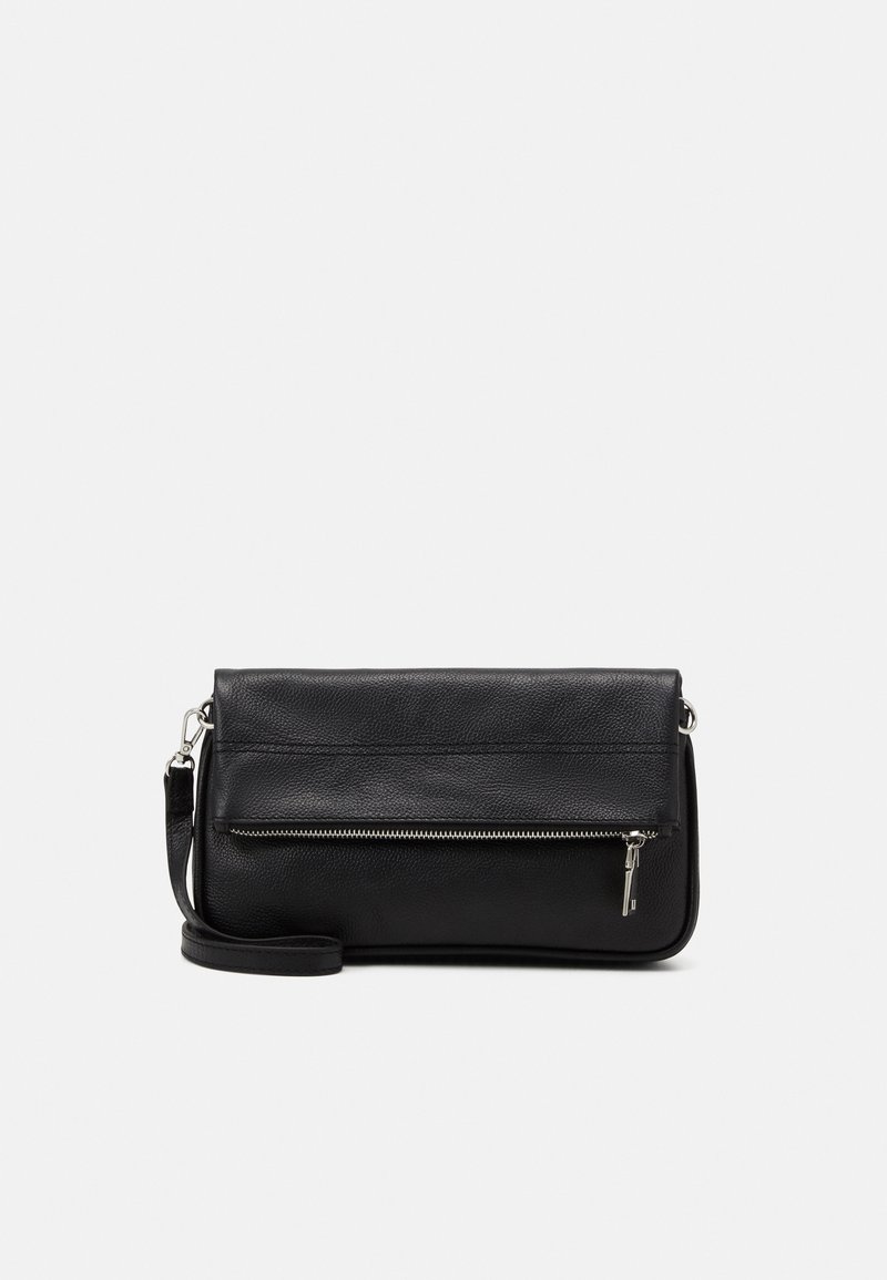Sort læder crossbody taske med en tekstureret overflade, der har en lynlåslomme foran og en justerbar rem. Kompakt rektangulær form.