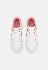 Sneakers bianche con accenti rosa, dotate di una tomaia in pelle liscia, pannelli testurizzati, punta tonda e sistema di allacciatura classico.