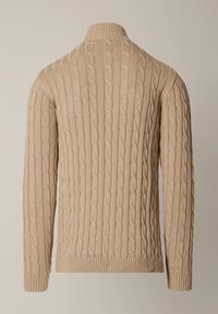Beżowy sweter z grubym splotem, z wysokim kołnierzem, teksturowanym wzorem, długimi rękawami oraz ściągaczami na mankietach i dole.