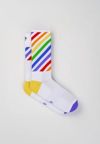 Weiße Socken mit diagonalen Regenbogenstreifen in Rot, Orange, Gelb, Grün, Blau und Lila; gelbe und lila Akzente an den Zehen.
