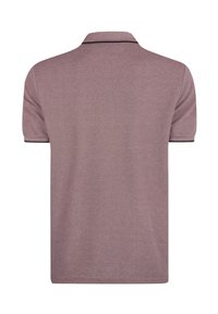 Kurzärmliges Polohemd in gedecktem Mauve, mit einem kragenförmigen Ausschnitt und schwarzer Paspelierung sowie einem glatten, strukturierten Stoff.