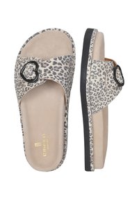 Leopardprint slipper sandalen met een zwarte hartvormige gesp, een zachte suède-achtige bovenkant en een gestructureerde zool. Plat ontwerp geschikt voor casual gebruik.