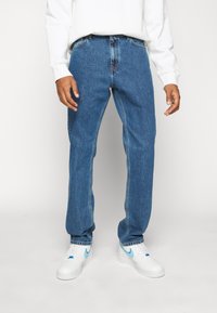 Tommy Jeans ETHAN - Calças de ganga de corte relaxado - denim medium