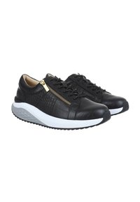 Baskets noires en cuir avec texture crocodile, accent de fermeture éclair dorée, semelle intermédiaire blanche et semelle extérieure en caoutchouc noir. Design lacé pour un ajustement sécurisé.