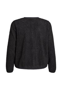 Melna garajām piedurknēm frotē jaka ar teksturētu, mīkstu audumu un vienkāršu apaļo kakla izgriezumu, redzama no aizmugures.