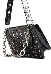 Zwarte lakleren handtas met zilveren en gouden oogjes, voorzien van een kettingriem en een vlakke klep sluiting. Het oppervlak heeft een krokodillenstructuur.