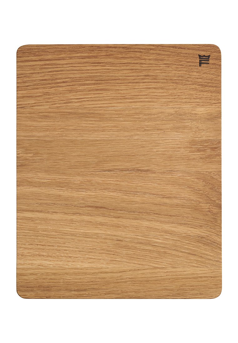 Kwadratowa drewniana deska do krojenia z zaokrąglonymi rogami i subtelnie wyrytą logo marki w prawym górnym rogu.