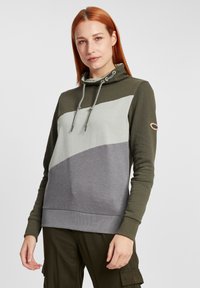Felpa con cappuccio in blocchi di colore verde oliva, grigio chiaro e grigio scuro. Presenta un cordino, polsini a costine e una toppa con logo sulla manica.