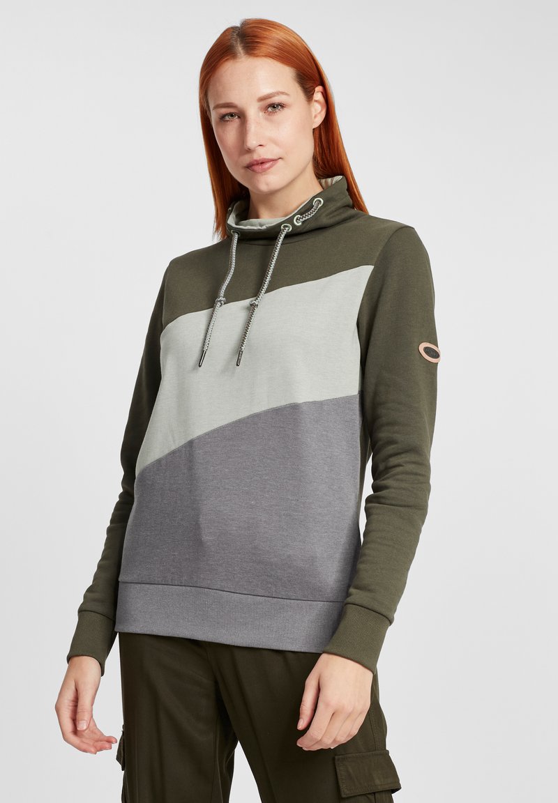 Felpa con cappuccio in blocchi di colore verde oliva, grigio chiaro e grigio scuro. Presenta un cordino, polsini a costine e una toppa con logo sulla manica.