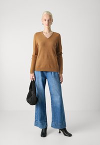 VILA VIRIL V-NECK NOOS - Strikkegenser - braun