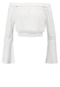 Blusa bianca a spalle scoperte con maniche lunghe a campana, caratterizzata da un tessuto texturizzato e rifiniture in pizzo lungo il collo e i bordi delle maniche.