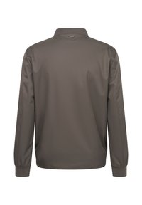 Braune Jacke mit langen Ärmeln, Stehkragen und elastischen Bündchen. Glatte, matte Textur und logobezogene Detailierung in der Mitte des Rückens.