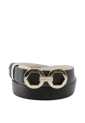 Cintura in pelle nera texturizzata con fibbia esagonale dorata con logo Marc Ellis, arrotolata su sfondo bianco.