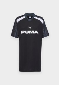 Camisa de desporto negra com mangas curtas, apresentando um logótipo PUMA branco e detalhes em branco e cinza nos ombros, com um design em V.