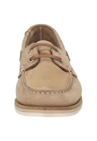 Beige Wildlederschuh im Bootsstil mit Schnürlöchern und Lederakzenten. Verfügt über eine gesteppte Detailverarbeitung um die Zehenpartie und eine hellfarbige Gummisohle.