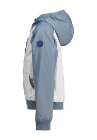 Kevyt sinivalkoinen takki, jossa on huppu, elastiset hihansuut ja logopatchi hihassa. Sujuva kankaankappale.