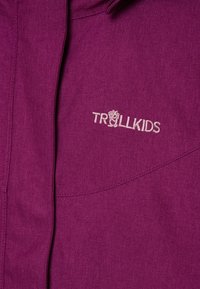 Violets jakas ar strukturētu audumu, priekšējo aizdari un izšūtu "TROLLKIDS" logo krūšu daļā, papildināta ar kapuci.