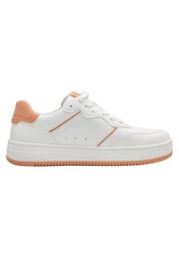Baskets blanches en cuir texturé, avec des accents pêche clair, semelle en caoutchouc et bout arrondi. Elles possèdent des lacets blancs et de subtiles perforations sur les côtés.