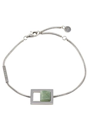 Zilveren kettingarmband met rechthoekig frame en groen vierkant steen detail, karabijnsluiting en Esprit merkje aan één kant.