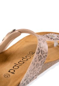 Infradito a motivi rosa e grigi con suola in sughero, dotate di un morbido sottopiede simile alla pelle scamosciata e di un rivetto trasparente sulla fascia.