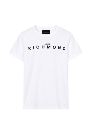 T-shirt bianca a maniche corte con testo nero "JOHN RICHMOND" curvo sul petto e un'etichetta nera all'interno del colletto.