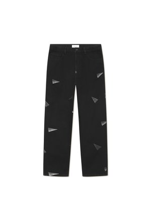 Svarte denimbukser med rette ben, med et gjentatt grått triangelmønster over stoffet. Fem-lomme design med midje.
