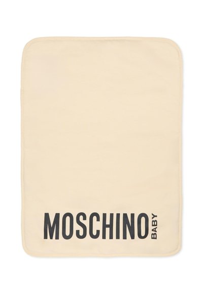 Beige katoenen babydeken met afgeronde hoeken en een opvallende zwarte opdruk van "MOSCHINO BABY" in grote letters onderaan.