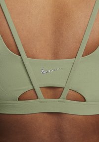 Nike Performance ALATE TRACE BRA - Sutiã desportivo de suporte ligeiro - oil green/sail
