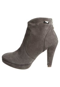 Bottine en suède gris avec un bout pointu, un talon haut et une fermeture éclair sur le côté. Possède une texture lisse et des détails de couture subtils.