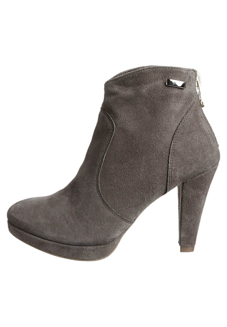 Bottine en suède gris avec un bout pointu, un talon haut et une fermeture éclair sur le côté. Possède une texture lisse et des détails de couture subtils.