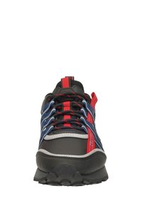 Zwarte en grijze sportschoen met blauwe en rode accenten, voorzien van een gestructureerde zool, bovenwerk van mesh en contrasterende veters die in het ontwerp zijn geïntegreerd.
