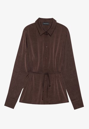 Camisa marrón de botón con cuello, mangas largas y cintura atada. Tela suave y texturada con patrones sutiles a lo largo.