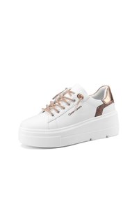 Sneaker bianca con accenti in rose gold metallizzato, tomaia in pelle testurizzata, punta rotonda, suola bianca spessa e lacci abbinati. Nome del marchio visibile.