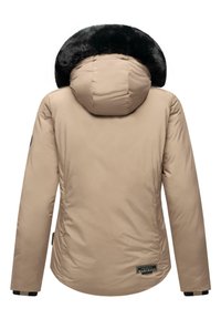 Beige winterjas met een zwart bontgevoerde capuchon, gladde textuur en een label aan de onderzijde links. Klassiek ontwerp, lange mouwen.