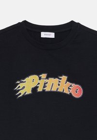 Čierne bavlnené tričko s okrúhlym výstrihom, na ktorom sa nachádza farebný logo „PINKO“ v štýle plameňa, žlté a oranžové trblietky s textúrovaným povrchom.