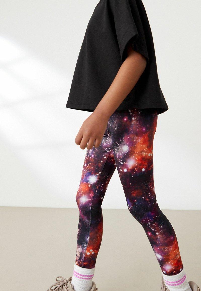 Next SPORTS LEGGINGS Leggings Hosen black red galaxy print