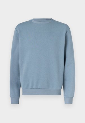 Hellblauer Pullover aus weichem Stoff; verfügt über einen runden Ausschnitt, lange Ärmel, gerippte Bündchen und einen gerippten Saum. Einfaches Design ohne Muster.