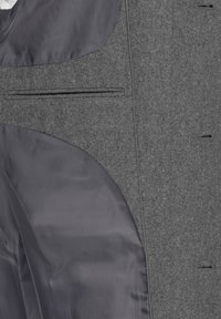 Chaqueta de lana gris con un forro liso de satén gris, que presenta un único bolsillo en el pecho y detalles de solapa curva.