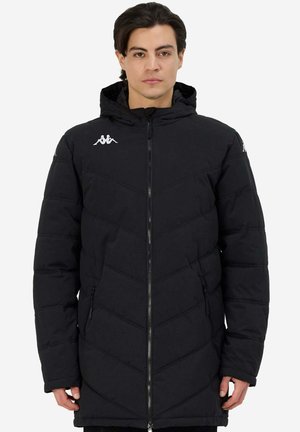 Giacca imbottita nera con cappuccio, caratterizzata da un motivo trapuntato a zigzag, chiusura con zip e logo sul petto. Due tasche laterali con zip.