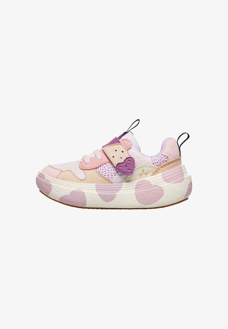 Sneaker con una parte superiore in rete bianca con motivi a cuore rosa e viola, accenti in suede, una cinghia in velcro e una suola in gomma testurizzata.