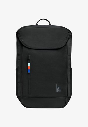 Mochila negra de tejido duradero con tapa plegable, bolsillo frontal con cremallera y correas laterales. Presenta un detalle de franjas multicolores y un logo.