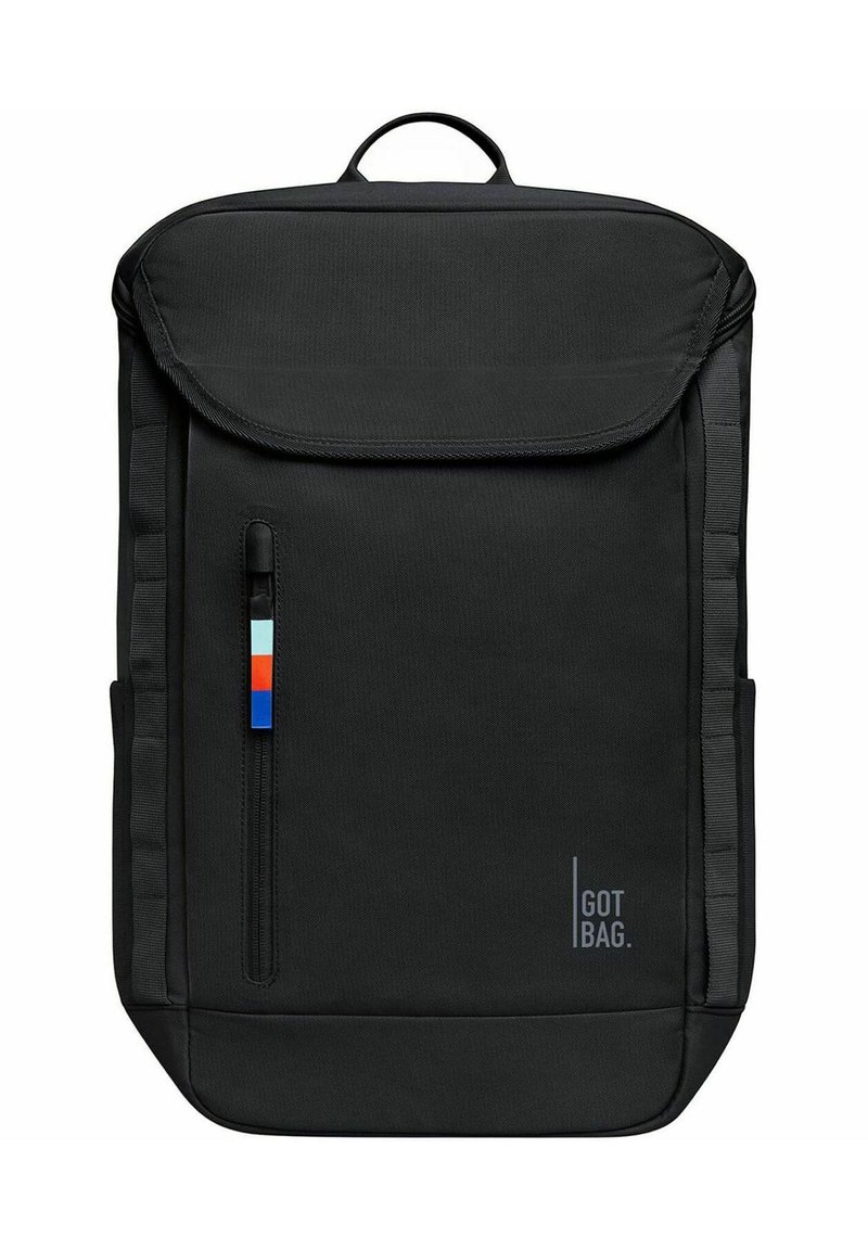 Mochila negra de tejido duradero con tapa plegable, bolsillo frontal con cremallera y correas laterales. Presenta un detalle de franjas multicolores y un logo.