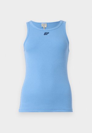 Hele sinine soonikuga tank top ümmarguse kaelusega, mille esipinnal on väike must logo. Valmistatud venivast kangast, et tagada mugav ja keha lähedane sobivus.