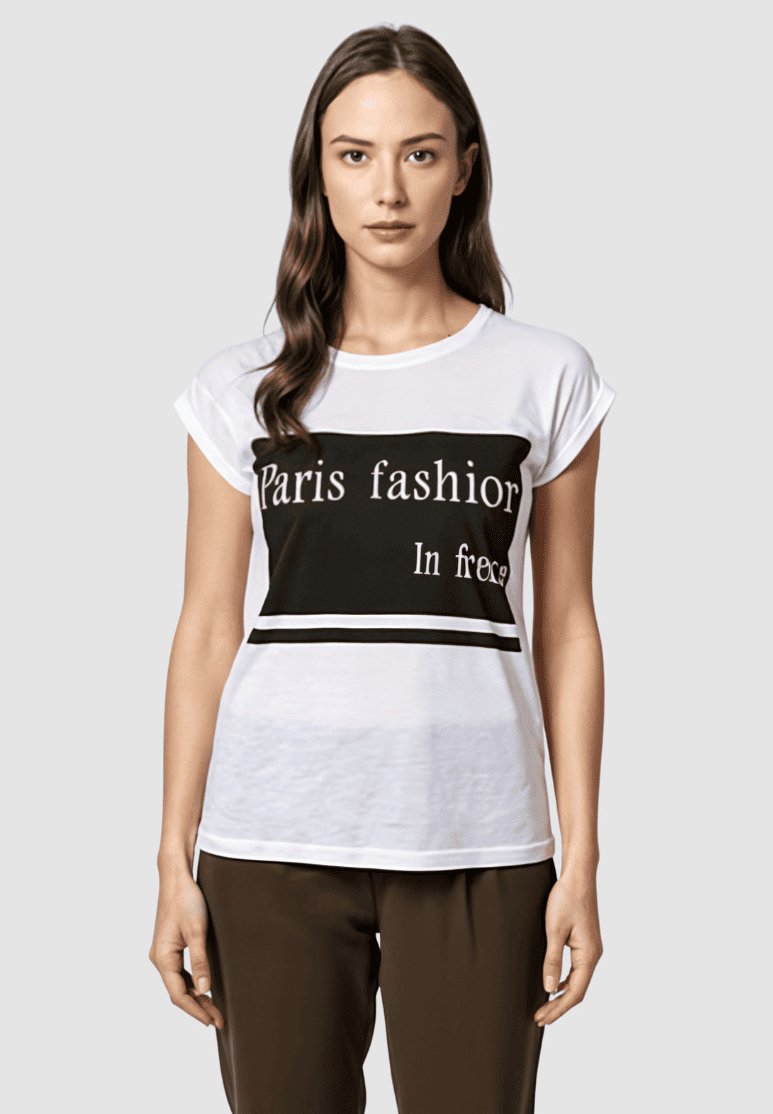 Camiseta blanca de manga corta con un gráfico negro que presenta "Moda de París" y "En libertad" en texto blanco en negrita. Tejido suave, corte relajado.