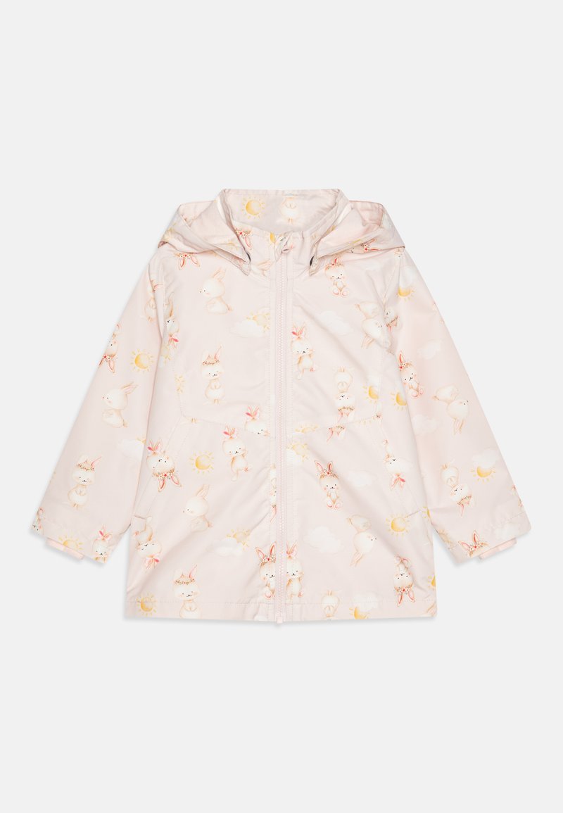 Veste imperméable rose clair avec un motif de lapin et de soleil, dotée d'une capuche, d'un zip sur le devant et de poignets élastiques. Texture lisse, design léger.